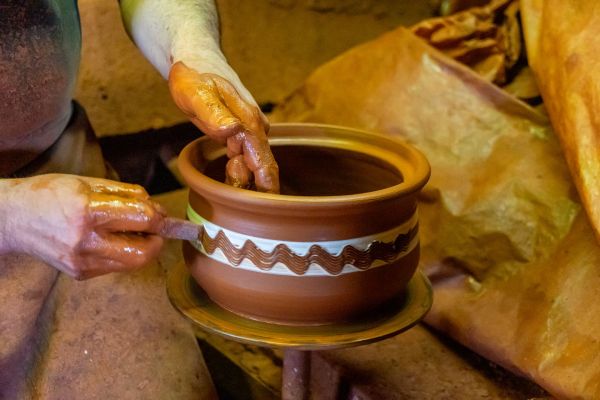 Où trouver une location de vacances en Italie avec des ateliers de poterie et randonnées guidées?